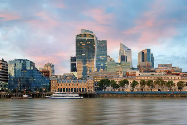 Lontoon Kaupunki Auringonlaskun Aikaan — kuvapankkivalokuva