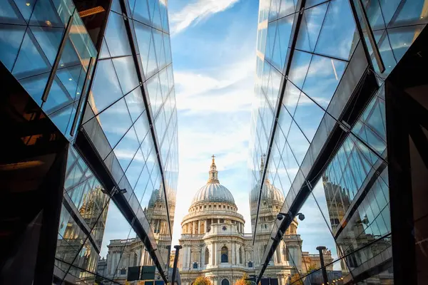 Paavalin Katedraali Nähtynä Lontoon Citystä — kuvapankkivalokuva