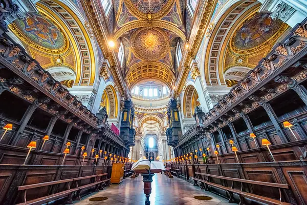 Pyhän Paavalin Katedraalin Sisällä Lontoossa — kuvapankkivalokuva