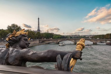 Alexandre III Köprüsü Paris 'te gün batımında