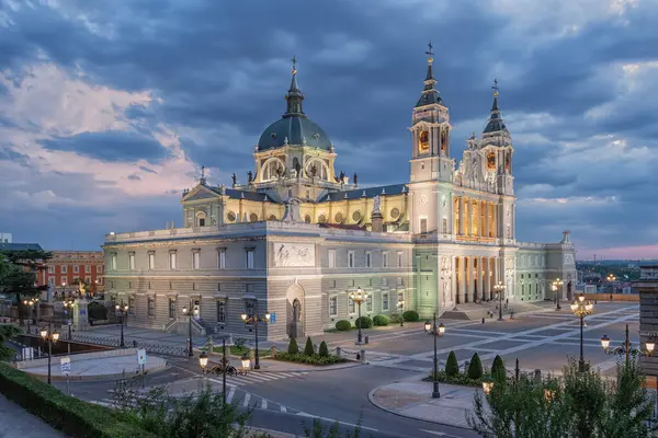 Madrid, İspanya 'daki Almudena Katedrali
