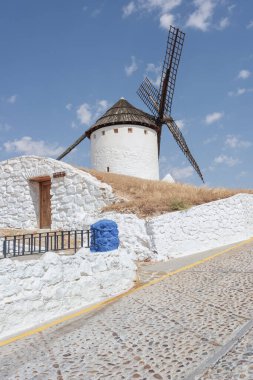 İspanya 'nın La Mancha eyaletinde yel değirmeni