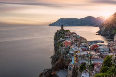 Günbatımında Cinque Terre Ulusal Parkı 'ndaki Vernazza Köyü, İtalya