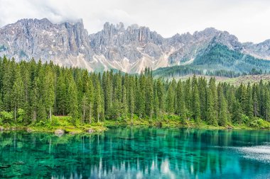 İtalyan Dolomitlerinde Carezza Gölü
