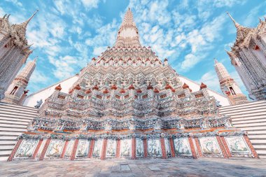 Wat Arun Temple in Bangkok, Thailand clipart