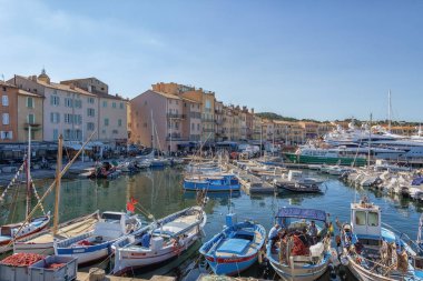 9 Temmuz 2021 - St Tropez, Fransa - Fransız Rivierası 'ndaki St. Tropez Köyü