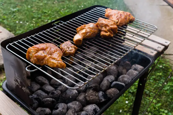 夏のバーベキューパーティー おいしい肉のグリル フードコンセプト — ストック写真