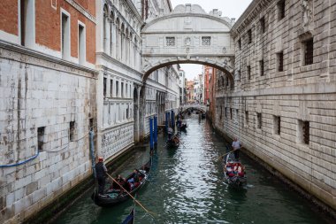 Venedik gondol Venedik kanallar üzerinde