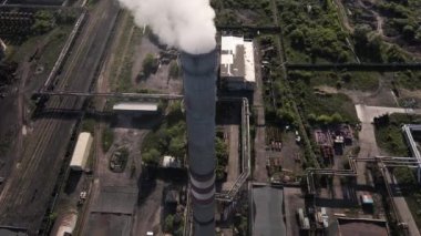 Enerji santrallerinde kömür yanıyor. Elektrik santralinin bacasından duman çıkıyor. Büyük bir fabrika bacasından yoğun duman. Ucuz elektrik. Çevre kirliliği. Atmosfere karbondioksit salınımı