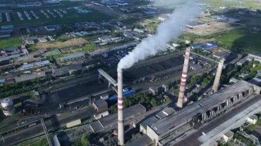 Elektrik santralinin bacasından duman çıkıyor. Enerji santrallerinde kömür yanıyor. Büyük bir fabrika bacasından yoğun duman. Ucuz elektrik. Çevre kirliliği. Atmosfere karbondioksit salınımı