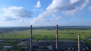 Atmosfere karbondioksit salınımı. Enerji santrallerinde kömür yanıyor. Elektrik santralinin bacasından duman çıkıyor. Büyük bir fabrika bacasından yoğun duman. Ucuz elektrik. Çevre kirliliği..