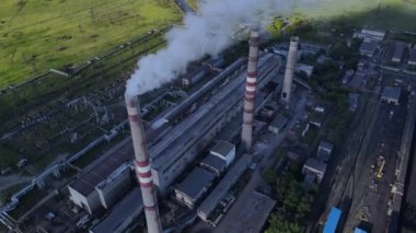 Elektrik santralinin bacasından duman çıkıyor. Enerji santrallerinde kömür yanıyor. Büyük bir fabrika bacasından yoğun duman. Ucuz elektrik. Çevre kirliliği. Atmosfere karbondioksit salınımı