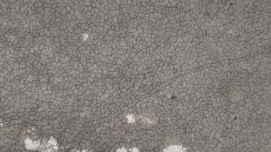 Kuraklıktan toprağı yardı. Küresel ısınma, felaket. İklim değişikliği ve kuru hava. Ekonomik kriz, gıda krizi. Kurak hava nedeniyle kötü hasat. Toprak erozyonu. Nehrin kurumuş ağzı..