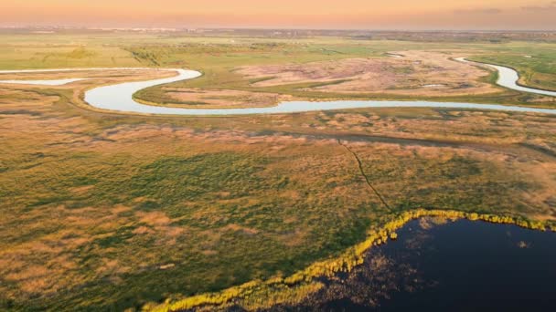 航空機だ 川の谷 日没時の美しい自然 黄金の時間だ 曲がりくねった川が平野を流れる 無人機からの銃撃です中二階 素晴らしい風景の空中ビュー — ストック動画