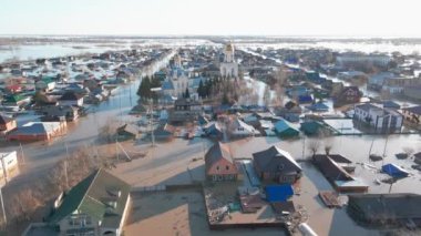 Selde hasar gören evler. Su baskını. Evler su akıntısı tarafından yıkandı. Sel tarafından yok edilmiş bir şehir. Doğal bir felaket, acil bir durum. Çevresel bir felaket. Hasar, sorun..