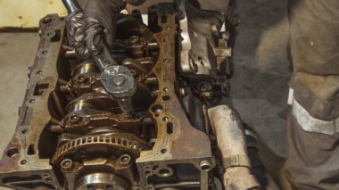 Yola çıkmadan önce arabanın hazır olup olmadığını kontrol etme kavramı. Tamirhanedeki araba motoru ve tamirhanedeki tamirat. Otomobil tamirhanesindeki motor tamiri. Tamir hizmeti.