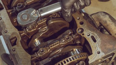 Tamirci, araba mühendisliğini tamir etmek için ingiliz anahtarı kullanıyor. Taşıma onarım anahtarı detayı. Araba bakımı, onarım ve sigorta hizmetleri. Araba tamircisi otomobil tamir teknisyeni