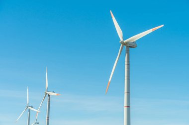 Rüzgar türbinleri. Rüzgar jeneratörü. Yenilenebilir enerji kaynakları. Çevresel koruma. Çevreye saygı. Yenilik. Elektrik üretimi. Çevreye dost sanayi. Rüzgar çiftliği.