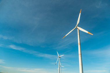 Rüzgar türbinleri. Rüzgar jeneratörü. Yenilenebilir enerji kaynakları. Çevresel koruma. Çevreye saygı. Yenilik. Elektrik üretimi. Çevreye dost sanayi. Rüzgar çiftliği.