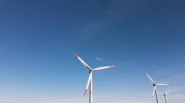 Rüzgar türbinleri. Rüzgar jeneratörü. Yenilenebilir enerji kaynakları. Çevresel koruma. Çevreye saygı. Yenilik. Elektrik üretimi. Çevreye dost sanayi. Rüzgar çiftliği.