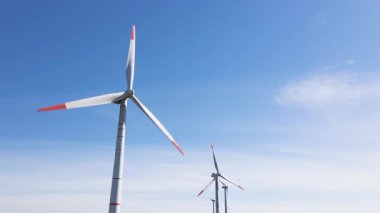 Rüzgar türbinleri. Rüzgar jeneratörü. Yenilenebilir enerji kaynakları. Çevresel koruma. Çevreye saygı. Yenilik. Elektrik üretimi. Çevreye dost sanayi. Rüzgar çiftliği.