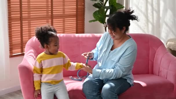 Mama Trzyma Strzykawkę Bawiącą Się Lekarza Uroczą Małą Córeczką — Wideo stockowe