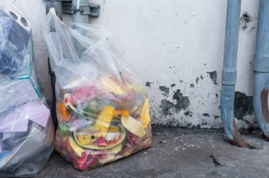 Çöp torbaları kaldırımın zeminine bırakılmış.