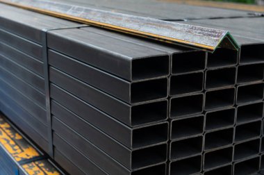 Dikdörtgen metal tüpler yığını