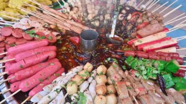 4K güveç tenceresi köfteli ve bambu çubuklarıyla acılı ve baharatlı sosisli.