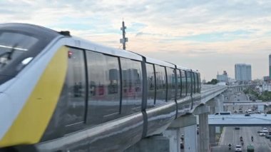 Bangkok, Tayland - 16 Haziran 2023: Sarı hat treni demiryolunda ilerliyor
