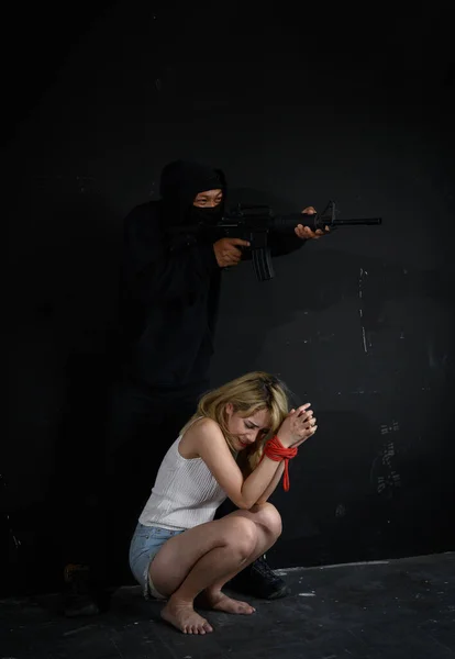 Terrorista Com Arma Com Mulheres Como Reféns — Fotografia de Stock