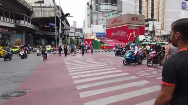 Μπανγκόκ Ταϊλάνδη Αυγούστου 2023 Πλήθη Ανθρώπων Που Περπατούν Κατά Μήκος — Αρχείο Βίντεο