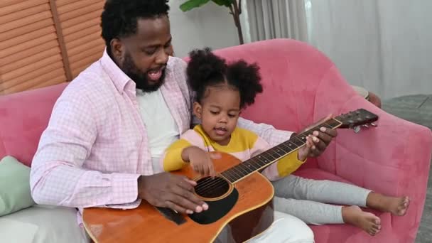 Отец Маленькой Девочкой Пытается Научить Играть Гитаре — стоковое видео