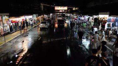 Bangkok, Tayland - 4 Kasım 2023 Chatuchak Pazarı 'nda gece vakti yürüyen kalabalık