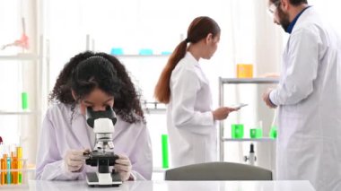 Laboratuvarda birlikte çalışırken sağlık bilimleri üzerine 4K araştırma ekibi