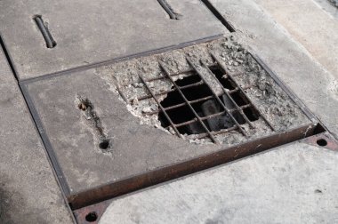 Çimento kapağı çatladı ve paslı çelik çubuğu gördü.