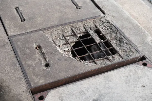 Çimento kapağı çatladı ve paslı çelik çubuğu gördü.