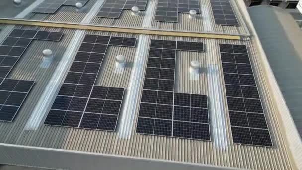Luftaufnahme Von Sonnenkollektoren Und Luftturbine Auf Dem Dach Einer Lagerhalle — Stockvideo