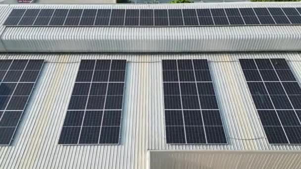Deponun Çatısına Monte Edilmiş Güneş Panellerinin Hava Görüntüsü — Stok video