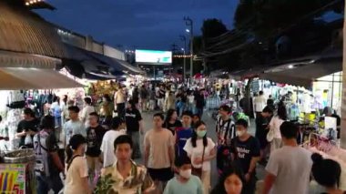Bangkok, Tayland - 9 Haziran 2024: Chatuchak pazarında yürüyüş ve alışveriş kalabalığı