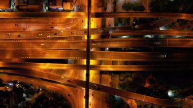 4K üstten aşağıya gece otobanlarda giden arabaların üstü görünümü