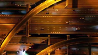 4K Gece vakti otoyollarda hareket eden arabaların hava görüntüsü