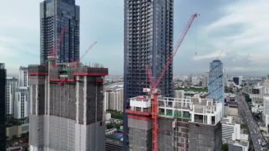 Yüksek binalarda vinç bulunan inşaat alanının 4K Aerial görüntüsü