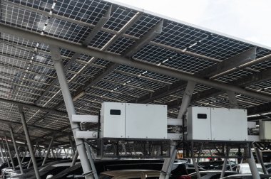 Otopark kontrol çevirici dizisine kurulmuş güneş paneli