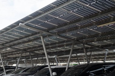 Otoparkın çatısına güneş panelleri yerleştirildi