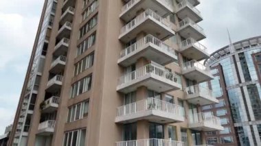 4K Gökyüzü Yüksek binaların balkon manzarası