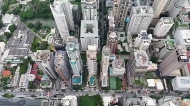 4K Top view üzerinde Bangkok yüksek binası bir finans bölgesi ve iş merkezleri inşa ediyor