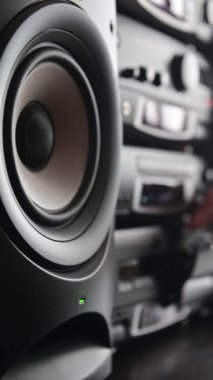 4K Dikey Görünüm Hoparlör koni sonra pompalama vintage stereo teyp teyp teyp