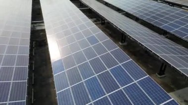 Gökdelen çatısındaki güneş panellerinin 4K hava görüntüsü