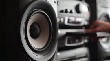 4K Hoparlör konisi vintage stereo çalındıktan sonra pompalanır